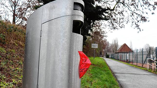 Ein Mülleimer für Hundekot (hier ein Symbolbild) wurde in Neufrach in die Luft gesprengt. Unbekannte sollen einen Knallkörper entzündet ...