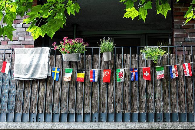 Auf dem Balkon Fußball schauen? Kein Problem, solange man zu später Stunde nicht zu sehr lärmt.