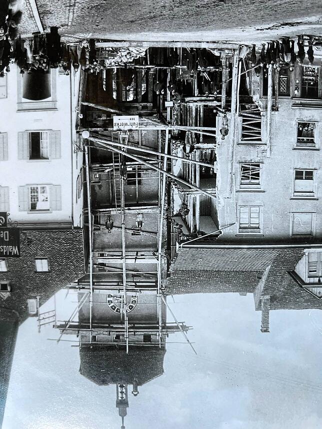 Der eingerüstete Turm des Oberen Tors in Waldshut am 12. November 1910. Bauarbeiter und Mitglieder des Gemeinderats haben sich zum ...