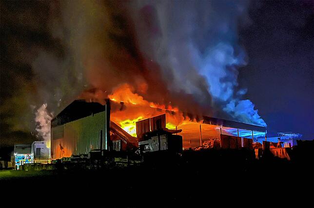 Eine Halle einer Entsorgungsfirma im Kanton Basel-Landschaft steht in Flammen.