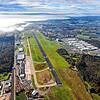 Seit Jahren im Krisenmodus, jetzt muss schnell Geld für den Betrieb her: der Flughafen Friedrichshafen, rechts das angrenzende ...