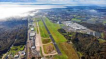 Seit Jahren im Krisenmodus, jetzt muss schnell Geld für den Betrieb her: der Flughafen Friedrichshafen, rechts das angrenzende ...