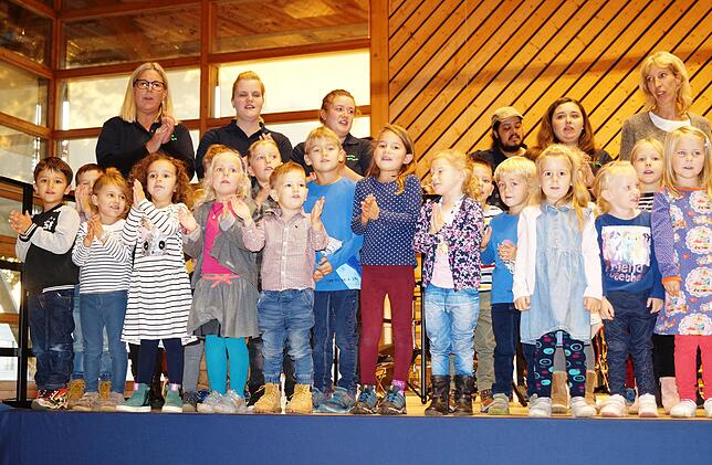 Kids aus Altheim und Frickingen gestalten den Abend lebendig mit. Sechs Stunden lang wurde die Partnerschaft bei einer Gala gefeiert.