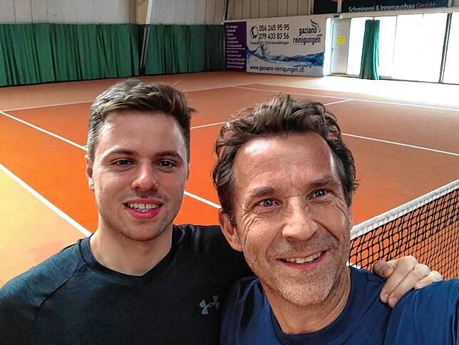 Erfolgs-Duo: Tennis-Student Dominik König (links) mit Trainer Christoph Back vom TC RW Tiengen.