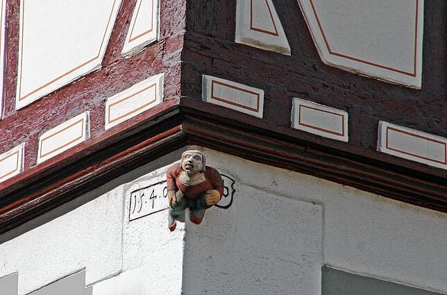 „Der Gaffer“ heißt eine in der Renaissance weitverbreitete Sandsteinfigur, die neugierig auf die Kreuzung blickt.