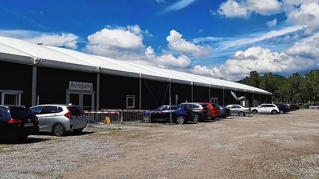 Das Kreisimpfzentrum Lörrach ist seit 22. Juni in einer neuen Zelt-Container-Kombination gegenüber des bisherigen Standorts (Halle des ...