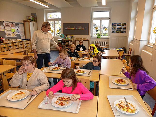 Engpass in der Grundschule: Während Schüler im Flur für ihr Essen anstehen, betreut Stefan Strauss die Kinder, die sich bereits im ...