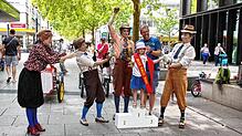 An jedem Boxenstopp erwartet die Passanten eine Überraschung: Die Pioniere der Automobilgeschichte küren die „Miss Rally Ride“ beim ...