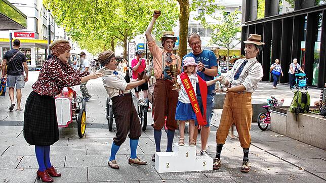 An jedem Boxenstopp erwartet die Passanten eine Überraschung: Die Pioniere der Automobilgeschichte küren die „Miss Rally Ride“ beim ...