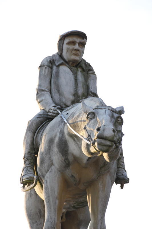 Martin Walser in der Gestalt des "Bodenseereiters" auf einem Brunnen des Bildhauers Peter Lenk am Landungsplatz in Überlingen.