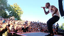 Bild : Berliner Rapper Kontra K als Gipfelstürmer beim Hohentwielfestival in Singen
