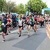 Applaus als Ansporn für die Läufer zum Zehn-Kilometer-Lauf: im Bild auch der der spätere Sieger, Benedikt Hoffmann von der TSG 1845 ...
