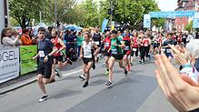 Applaus als Ansporn für die Läufer zum Zehn-Kilometer-Lauf: im Bild auch der der spätere Sieger, Benedikt Hoffmann von der TSG 1845 ...