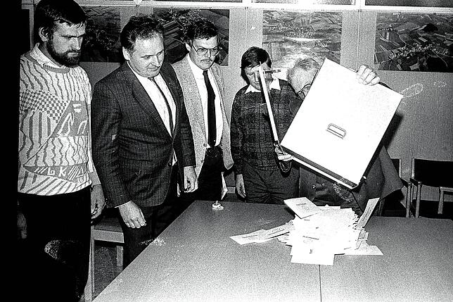 Die Auszählung der Wahl in Hohenfels am 13. März 1988 beginnt. Hier schütten die Helfer eine der Wahlurnen aus.