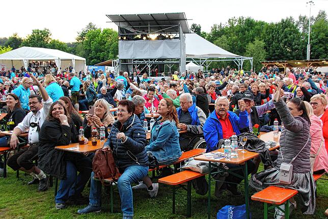 Erwartungsfrohe Stimmung vor dem Auftritt der Kastelruther Spatzen, die zwei Stunden live auf der Bühne spielten.