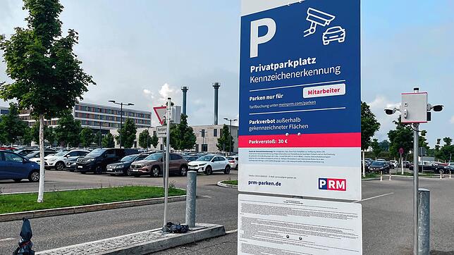Seit einigen Monaten gibt es am Mitarbeiterparkplatz des Zentralklinikums &ndash; hier ein Bild von August 2023 &ndash; keine Schranke ...
