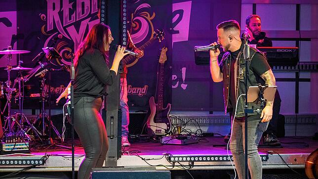 Sascha Wilhelm Live in Aktion auf der Bühne zusammen mit Silke Vogt. Beide singen für die Rock-Band „Rebel Yell“.