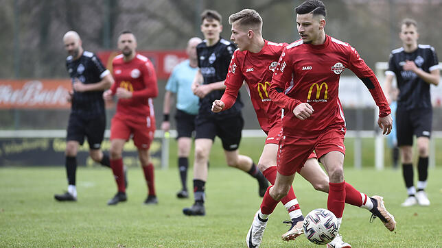 Nervenstark: Ibrahim Güler (vorn, rechts auf dem Archivfoto) brachte den FC Wallbach in dem mit 3:0 gewonnenen Kellerduell gegen den SV ...