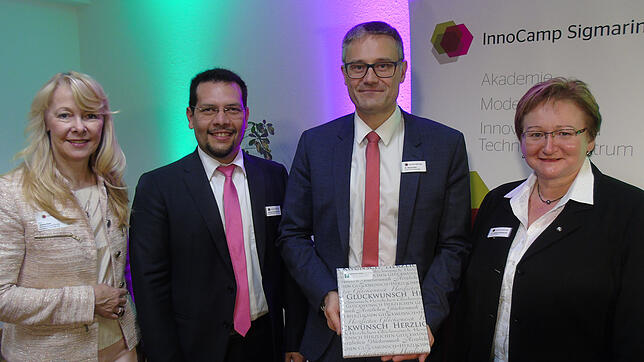 Sie waren beim Festakt dabei (von links): Andrea Glaser (Geschäftsführerin BVIZ), Innocamp-Geschäftsführer Alejandro Palacios-Tovar, ...