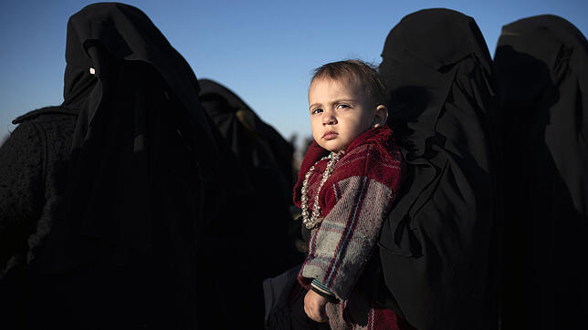Frauen mit einem Kind, die von den syrischen demokratischen Kräften (SDF) aus dem verbliebenen Gebiet der Terrormiliz IS evakuiert ...