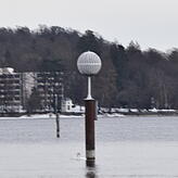 Diese hölzerne Säule vor dem Stadtgarten erinnert noch heute daran, dass hier Frauen im Mittelalter ertränkt wurden.