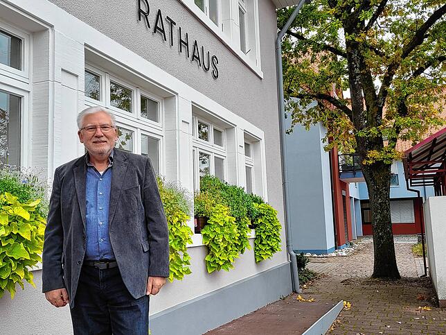 Ortsvorsteher und Gemeinderatsmitglied Fred Thelen vor dem Rathaus in Wallbach.