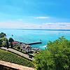 Von der Gutsschänke, dem Restaurant des Staatsweinguts Meersburg, haben die Gäste einen weitläufigen Blick auf Stadt und See. Nun läuft ...
