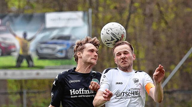 Der SV Denkingen (Steffen Allgaier, rechts) hat sich mit 4:0 beim Tabellenschlusslicht DG KJK Konstanz/KN/Egg (Boris Geray) ...