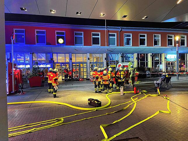 Jede Menge Blaulicht ist am Bahnhof Singen am Freitagabend, 25. April, zu sehen.