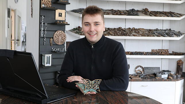 Victor Schwarz im Grabmale-Geschäft seiner Eltern. Statt ins Handwerk zieht es den 28-Jährigen zum Film. Und der Schmetterling in seiner ...