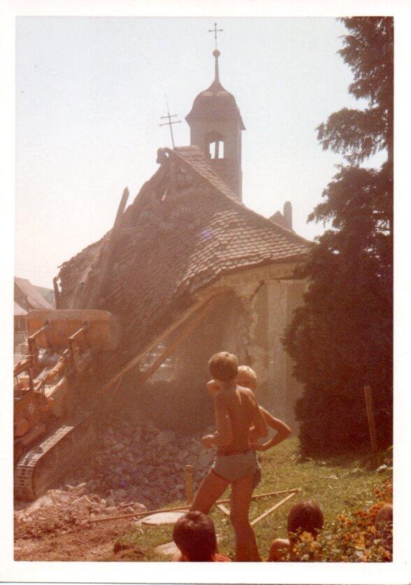 Für die Kinder im Dorf stellte der Abriss der Kapelle ein großes Erlebnis dar, das man nicht alle Tage zu sehen bekam.