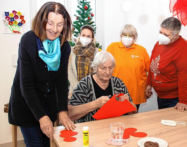 Das Basteln ist ein Bestandteil des Programmes im Tagestreff St. Elisabeth (von links): Tagesgast Helga Wenzel, Katharina Wenz, ...