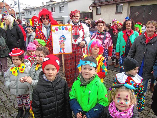 Eine große Gruppe des Kindergartens St. Josef ist beim Umzug mit dabei.