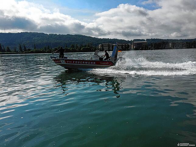 Zwei leblose Personen barg die Feuerwehr Waldshut-Tiengen am Sonntag im Rhein bei Waldshut. Unser Symbolbild zeigt das Mehrzweckboot der ...