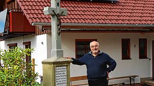 Berthold Hettich hat vor seinem Haus im Unterkirnacher Löwengründle ein altes Familienkreuz neu aufgestellt. Ursprünglich stand das ...