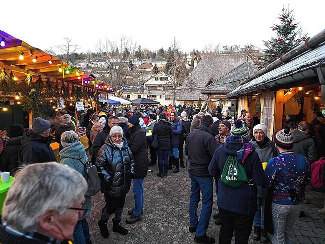 Bild 2: Gesang und Glühweinduft vor der Kirnachmühle: Der Unterkirnacher Weihnachtsmarkt lädt zum Verweilen