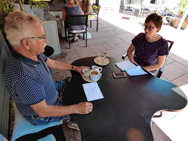 SÜDKURIER-Volontärin Julia Leiber im Gespräch mit Helmut Jetter, Sprecher der Selbsthilfegruppe Asthma Bodenseekreis.