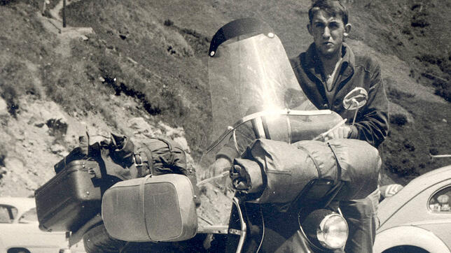 Schwer bepackt und mit auffälliger Windschutzscheibe ausgestattet: Dieter Oberbeck aus Donaueschingen steht 1959 neben seinem ...