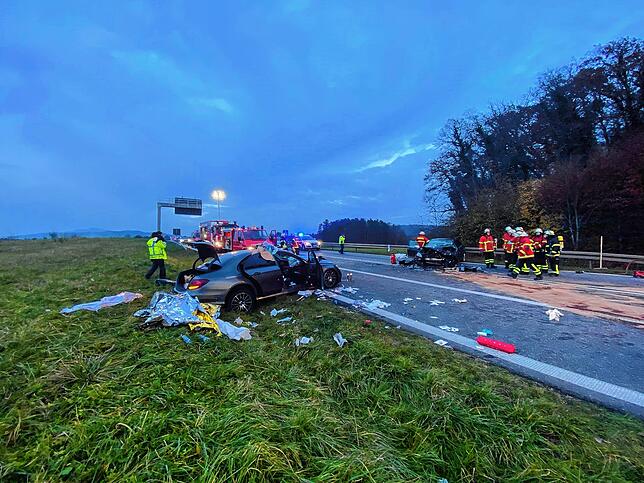 Zwei Autos sind bei dem Unfall frontal zusammengestoßen. Die Schäden an beiden Wagen zeigen die Härte des Aufpralls. Neben der Singener ...