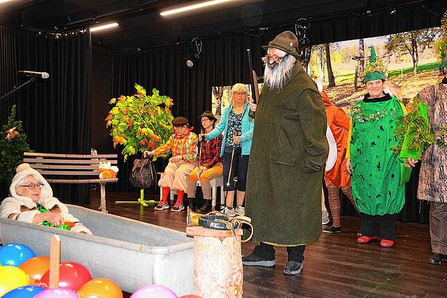 Bild 19: Rund 200 Frauen feiern im katholischen Pfarrsaal ausgelassen Fasnet