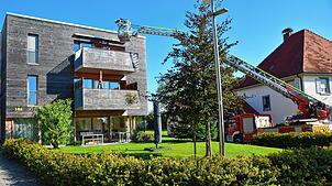 Mit der großen Drehleiter der Salemer Feuerwehr wurde bei der Hauptübung der Feuerwehr Frickingen ein Mensch aus dem zweiten ...