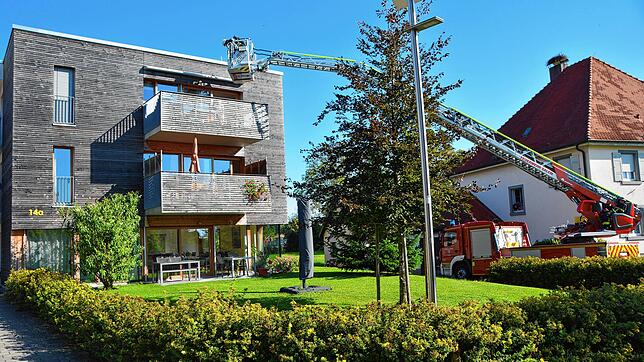 Mit der großen Drehleiter der Salemer Feuerwehr wurde bei der Hauptübung der Feuerwehr Frickingen ein Mensch aus dem zweiten ...