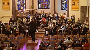 Ein großer Posaunenchor, besetzt mit Musikern aus dem ganzen Bezirk Schwarzwald, formt sich beim Konzert zum 120-jährigen Bestehen des ...