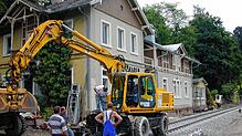 Ein Bagger und Bauarbeiter im September 2000 vor dem Westbahnhof Laufenburg. Vor 25 Jahren wurde dort ein zweites Gleispaar für die ...