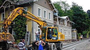 Ein Bagger und Bauarbeiter im September 2000 vor dem Westbahnhof Laufenburg. Vor 25 Jahren wurde dort ein zweites Gleispaar für die ...