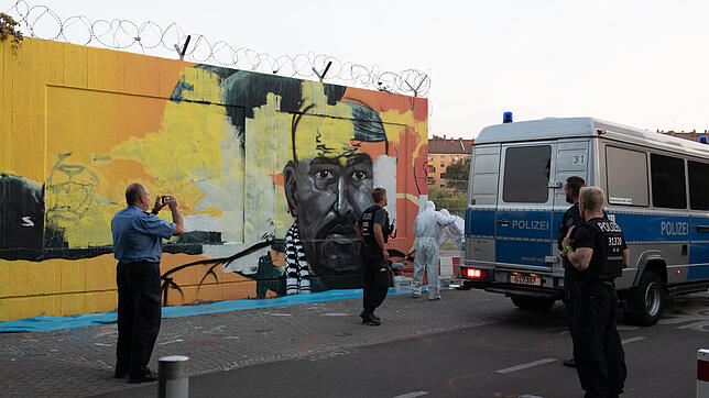 Handwerker übermalen das Wandbild des ermordeten Intensivtäters Nidal R. am Tempelhofer Feld. Das Mitglied einer Clan-Familie war in der ...