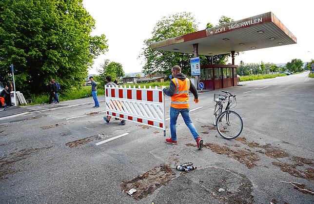 Bild 14: Die Zäune zur Schweiz sind weg: Hier fallen die Absperrungen in Konstanz