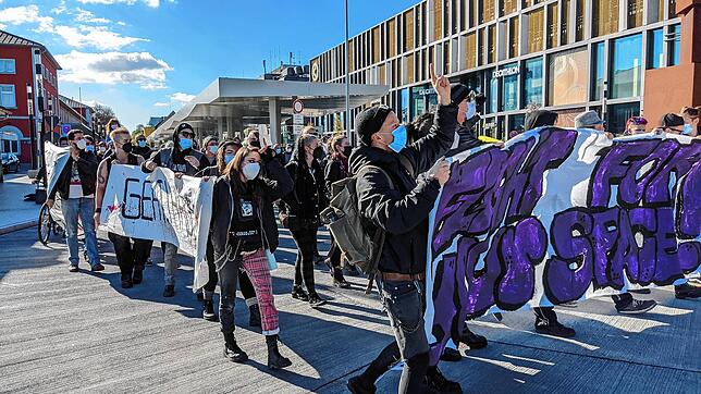 Der Demonstrationszug der Teestuben-Unterstützer für einen Freiraum in der Innenstadt, der die aktuellen Möglichkeiten des sozialen ...