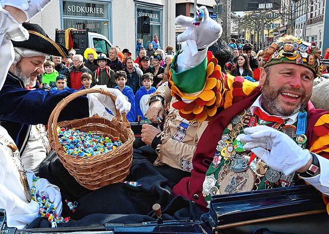 Gutsele für alle: Zunftpräsident Martin Schäuble lässt sich traditionell mit der Kutsche fahren und belohnt dafür alle mit kleinen ...