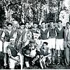 Die A-Jugend des FC Konstanz, die am 16. August 1953 Süddeutscher Meister wurde, mit (stehend von links): Winfried Riegel, Eberhard ...